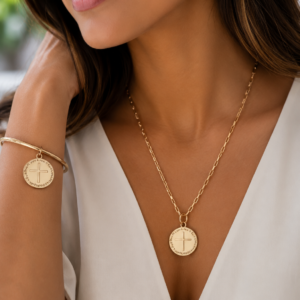 Conjunto Dourado de Colar e Bracelete com Pingente das Duas Cruzes